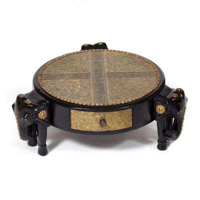 Столик Secret De Maison 3 SLONA ( mod. ND-005) дерево манго/латунная чеканка, Dia 48. В 19 см, этническая роспись  (поставляется по 2 шт) фото Столик Secret De Maison 3 SLONA ( mod. ND-005) дерево манго/латунная чеканка, Dia 48. В 19 см, этническая роспись  (поставляется по 2 шт). Фото